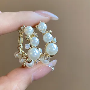 Élégantes créoles plaquées or 14 carats avec perles blanches et zircons étincelants