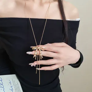 Detailansicht einer eleganten goldenen Metallhalskette mit einem Schleifenanhänger