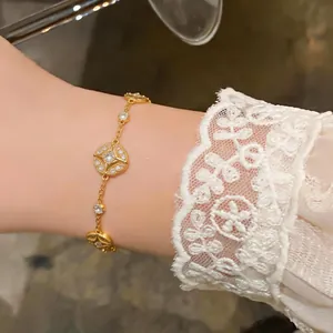 Gros plan d'un bracelet en or avec une étoile à huit branches et des zircons brillants.