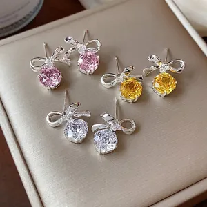 Eleganti orecchini a perno a fiore in zircone con fiocco in rosa giallo e bianco