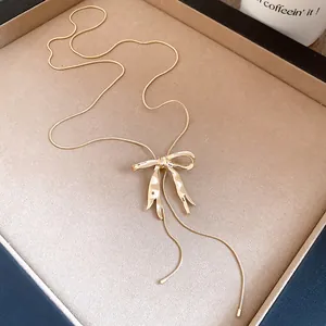 Nahaufnahme einer goldenen Halskette mit zerknittertem Metallschleifen-Anhänger.