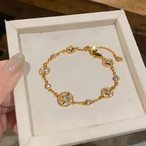 Vue détaillée d'un bracelet étoile à huit branches doré avec des zircons blancs brillants