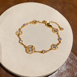 Détail d'un bracelet doré raffiné avec des motifs d'étoiles en zircon scintillants