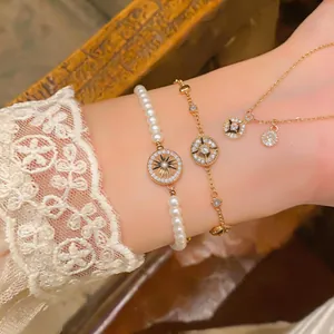 Gros plan d'un ensemble bracelet perles et étoile dorée avec collier zircon