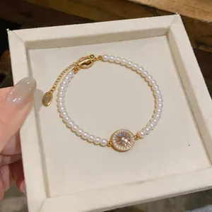 Bracelet en perles élégant avec breloque étoile à huit branches en zircone dorée