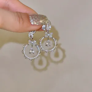 Orecchini a pendente in argento con zirconi a goccia e design ad anello floreale