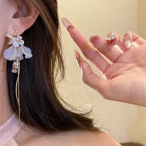 Elegante französische Vintage-Blumen-Quastenohrringe mit Perlen in Goldoptik-Finish