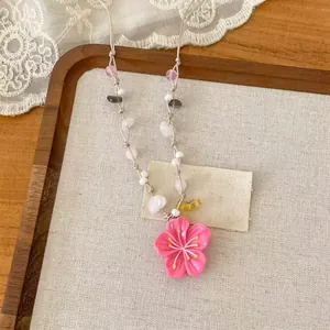 Collier de perles doux style dopamine avec pendentif fleur en résine rose vif pour femme