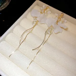 Elegante französische Vintage Perlen Blumen Quasten Ohrringe in einem Gold-Finish