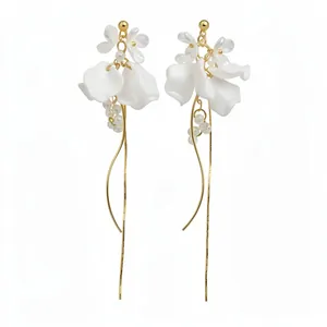 Elegante weiße Blumenblatt-Quastenohrringe mit Perlen im französischen Vintage-Stil für Damen