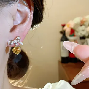 Primo piano di eleganti orecchini a fiocco in argento con zirconi gialli.