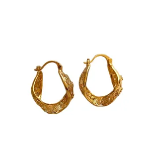 Élégantes créoles torsadées en filigrane doré avec fermoir à boucle pour femme chic