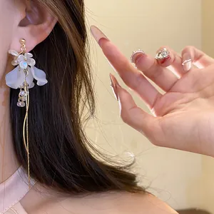 Elegante französische Retro-Blumenohrringe mit Quasten, weißen Blüten und Silberstiften