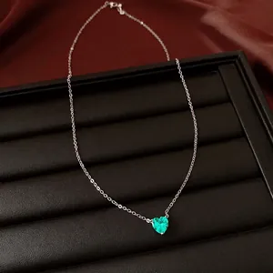 Élégant collier vintage en forme de cœur en zircon bleu avec chaîne en argent polie