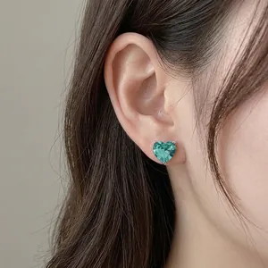 Élégantes boucles d'oreilles vintage en forme de cœur en zircon sarcelle sur un mannequin