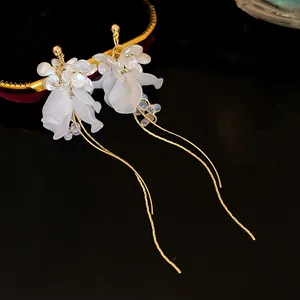 Detailansicht französischer Vintage-Perlenblumenohrringe mit goldenen Quasten