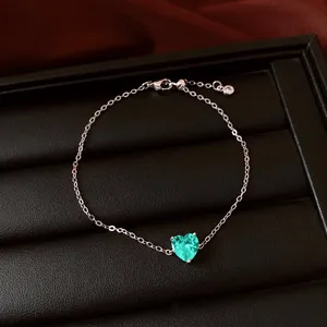 Vue détaillée d'un bracelet en argent avec un zircon cyan en forme de cœur sur un plateau noir