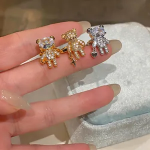 Clip per orecchie a forma di orso placcati in oro 18k con zirconi e ciondoli a cuore
