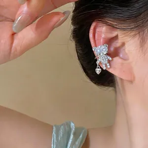 Raffinato ear cuff a orsetto in oro 18k con ciondolo a cuore e brillanti zirconi
