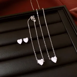 Vue détaillée d'un élégant ensemble de bijoux avec collier et boucles d'oreilles en zircon