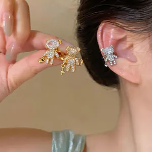 Dettaglio dell'orecchino a clip a forma di orsetto placcato oro 18k con zirconi