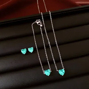 Vue détaillée d'une parure vintage avec collier et boucles d'oreilles cœur bleu