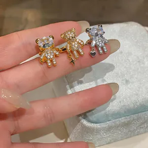 Vista dettagliata di clip per orecchie a forma di orsetto in zircone placcato oro 18k lusso.