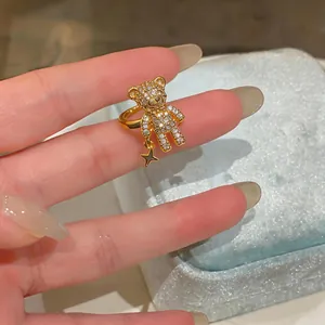 Primo piano dell'anello a forma di orso placcato oro 18k con zirconi e ciondolo a stella