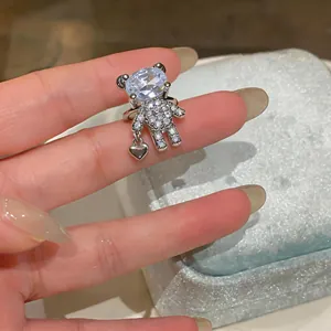 Vista dettagliata dell'orecchino a clip a forma di orsetto placcato oro 18k con zirconi