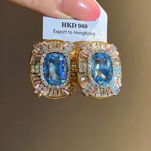 Orecchini a perno ovali vintage con cristallo blu e strass in finitura dorata.