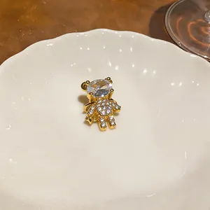 Dettaglio ravvicinato di un clip per orecchio orso placcato oro 18k con zirconi