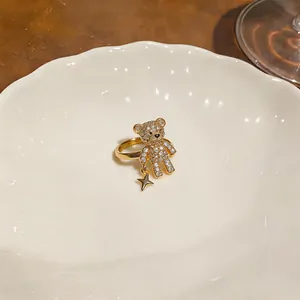 Dettaglio di un anello a forma di orsetto placcato oro 18k con zirconi brillanti