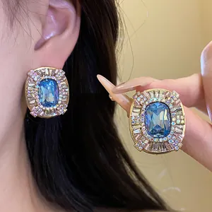 Orecchini a perno ovali vintage con gemma blu e strass brillanti dallo stile retrò