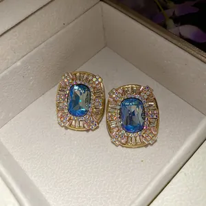 Dettaglio di orecchini a perno vintage ovali con cristallo blu oceano e strass