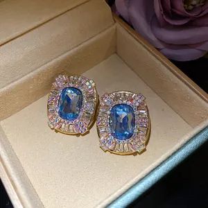 Orecchini a lobo ovali vintage con gemma blu e strass scintillanti vista dettagliata