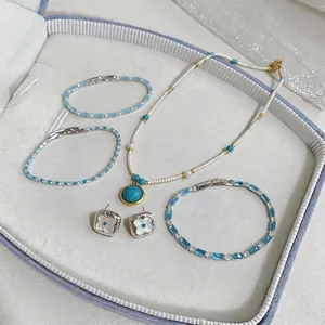 Elegante set di gioielli con collana di perle e bracciali in zircone in scatola regalo