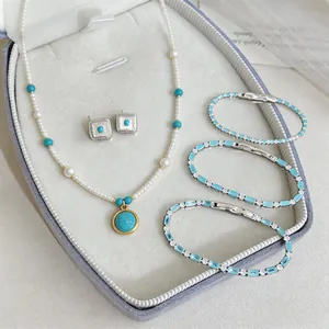 Vista dettagliata del set collana di perle d'acqua dolce con ciondolo turchese e braccialetti