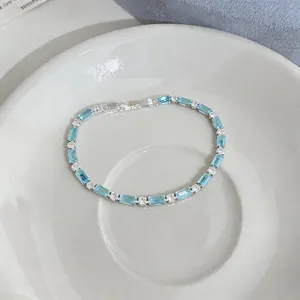 Elegante bracciale tennis in argento con pietre di zircone blu e piccoli cristalli bianchi