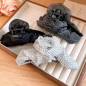 Detailansicht von drei eleganten Netzstoff-Haarklammern mit klassischen Polka-Dots.