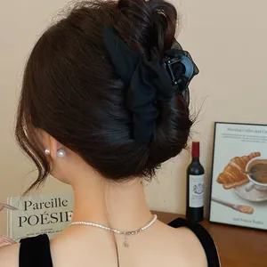 Eleganter schwarzer Haarklammer aus Stoff mit Rüschen für französische Hochsteckfrisuren