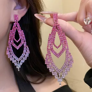 Detailaufnahme von luxuriösen rosafarbenen Strass-Ohrringen im Vintage-Wassertropfen-Stil