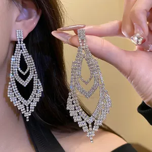 Detailansicht funkelnder Oversize-Strass-Ohrhänger mit einem eleganten gestuften Tropfendesign