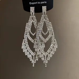 Detailansicht glitzernder Strass-Kronleuchter-Ohrringe mit kaskadierendem Wassertropfen-Design.
