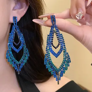 Elegante Kronleuchter-Ohrringe mit blau-grün abgestuften glänzenden Strasssteinen