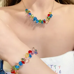 Primo piano di set collana e bracciale in perle di cristallo colorate su modella