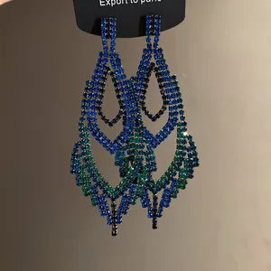 Detailansicht der Wassertropfen-Ohrhänger mit blauen und grünen Strasssteinen
