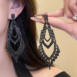 Detailansicht luxuriöser schwarzer Tropfenohrringe mit Strassbesatz für Eleganz.