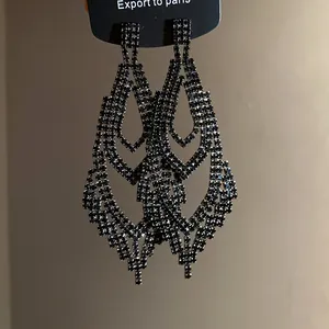 Nahaufnahme schwarzer Strass-Kronleuchter-Ohrringe mit elegantem Vintage-Tropfen-Design