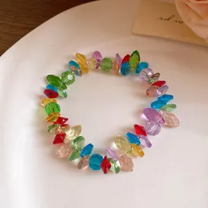 Dettaglio bracciale con perle di cristallo multicolore sfaccettate e irregolari