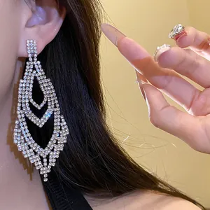 Elegante Silbernadel-Kronleuchter-Ohrringe mit funkelnden Strasssteinen für Damen
